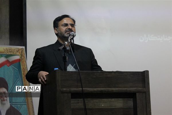 مراسم تقدیر از معلمین و دانش‌آموزان پژوهشگر