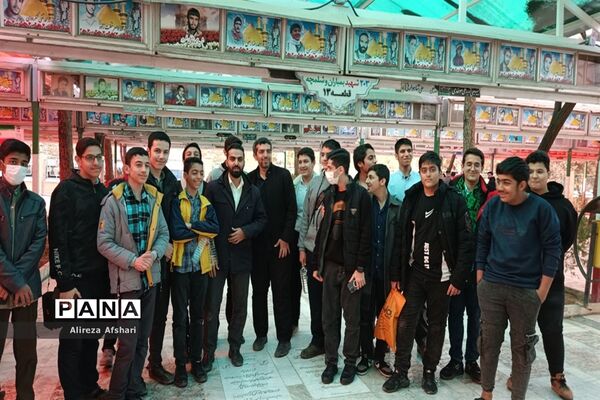 تجدید میثاق دانش‌آموزان ناحیه چهار قم با آرمان‌های شهدا