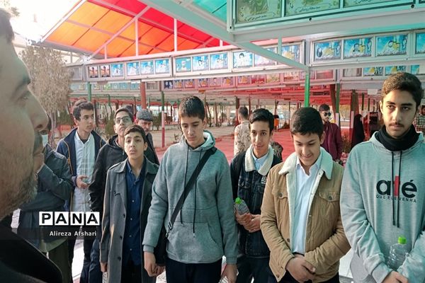 تجدید میثاق دانش‌آموزان ناحیه چهار قم با آرمان‌های شهدا