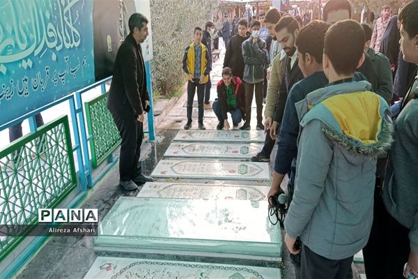 تجدید میثاق دانش‌آموزان ناحیه چهار قم با آرمان‌های شهدا