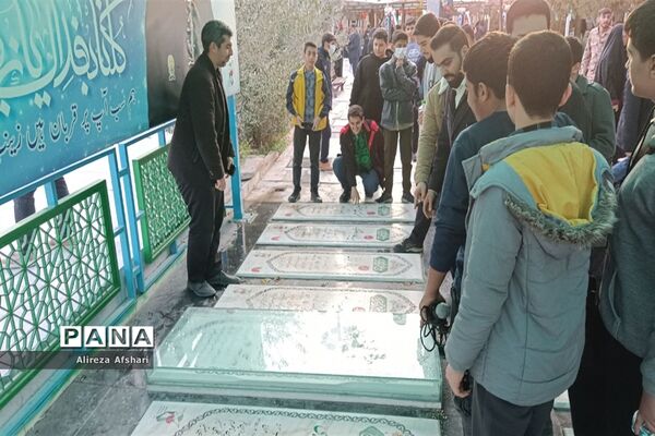 تجدید میثاق دانش‌آموزان ناحیه چهار قم با آرمان‌های شهدا