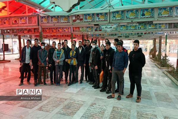 تجدید میثاق دانش‌آموزان ناحیه چهار قم با آرمان‌های شهدا