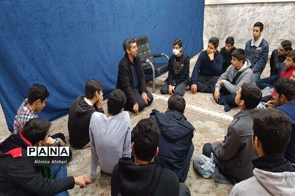 تجدید میثاق دانش‌آموزان ناحیه چهار قم با آرمان‌های شهدا