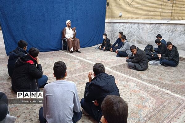 تجدید میثاق دانش‌آموزان ناحیه چهار قم با آرمان‌های شهدا