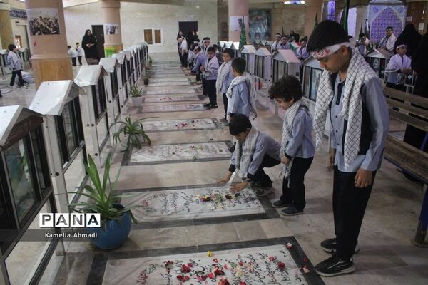 تجدید میثاق دانش‌آموزان با شهدا در بوشهر