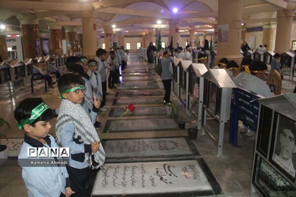 تجدید میثاق دانش‌آموزان با شهدا در بوشهر