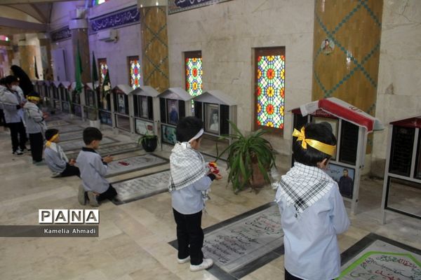 تجدید میثاق دانش‌آموزان با شهدا در بوشهر