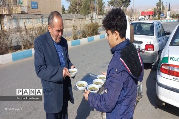 برپایی ایستگاه صلواتی  سربازان حاج قاسم توسط دبیرستان پسرانه امام علی (ع)