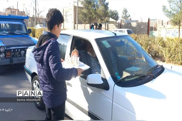 برپایی ایستگاه صلواتی  سربازان حاج قاسم توسط دبیرستان پسرانه امام علی (ع)