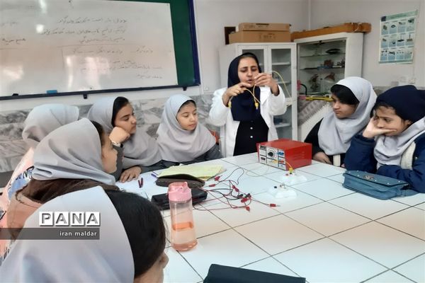 بازدید علمی دانش آموزان دبستان لطیفه از پژوهش سرای رازی ناحیه ۷