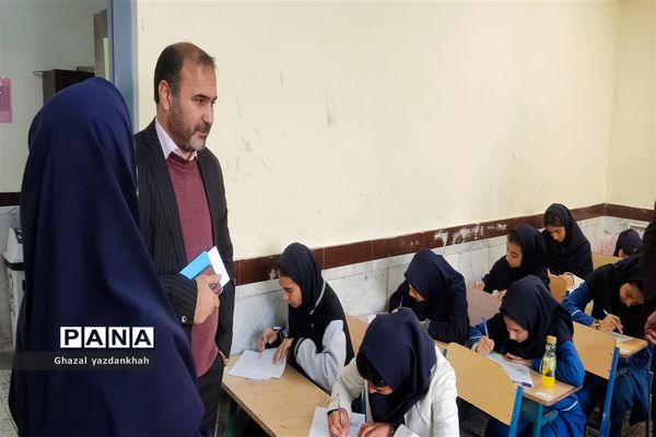 بازدید کارشناسان منطقه تبادکان از فرآیند برگزاری امتحانات دی ماه