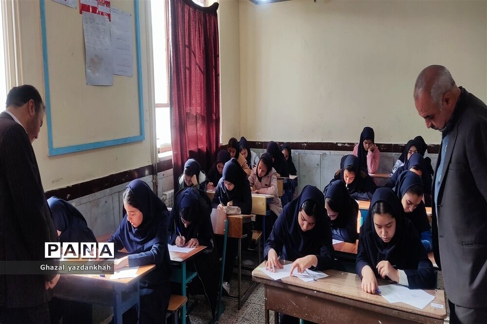 بازدید کارشناسان منطقه تبادکان از فرآیند برگزاری امتحانات دی ماه