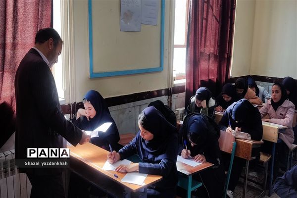 بازدید کارشناسان منطقه تبادکان از فرآیند برگزاری امتحانات دی ماه
