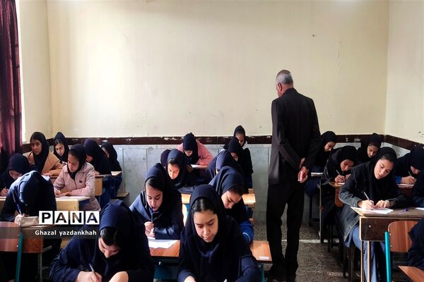 بازدید کارشناسان منطقه تبادکان از فرآیند برگزاری امتحانات دی ماه