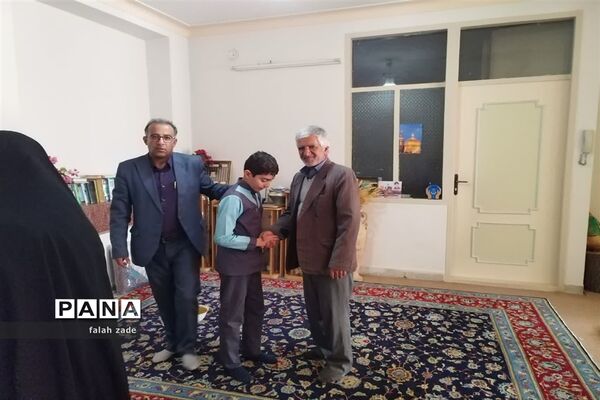 دیدار دانش‌آموزان دبستان قاسم ابن‌الحسن با خانواده شهید هادی غلامی نژاد