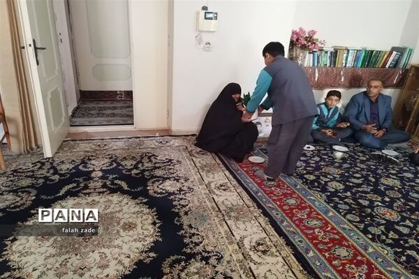 دیدار دانش‌آموزان دبستان قاسم ابن‌الحسن با خانواده شهید هادی غلامی نژاد