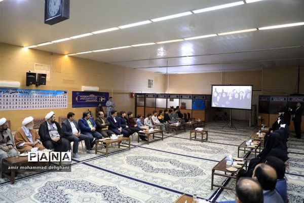 دیدار دانش‌آموزان اشکذر با امام جمعه یزد