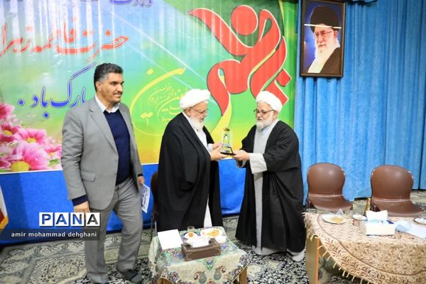 دیدار دانش‌آموزان اشکذر با امام جمعه یزد