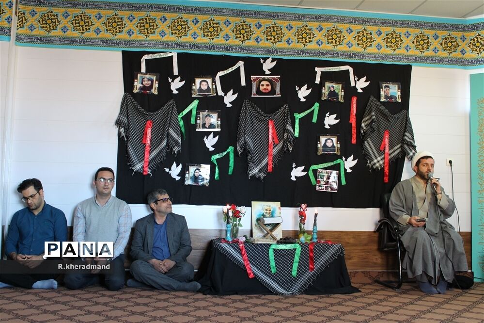 مراسم گرامیداشت شهدای دانش‌آموز حادثه تروریستی گلزار شهدای کرمان درآموزش و پرورش چناران