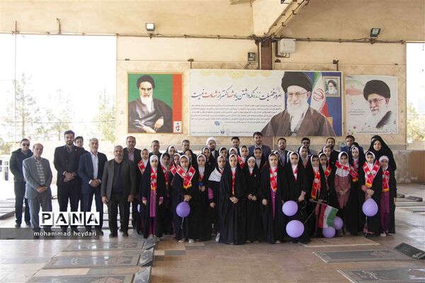 غبارروبی مزار شهدا توسط دانش‌آموزان یزدی