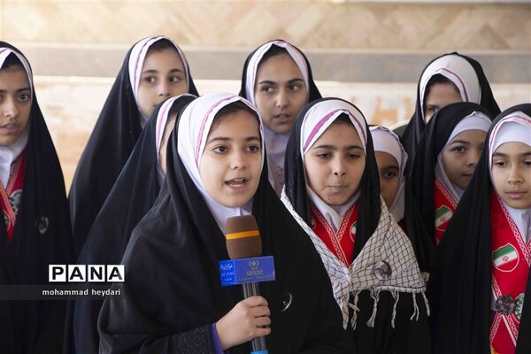 غبارروبی مزار شهدا توسط دانش‌آموزان یزدی