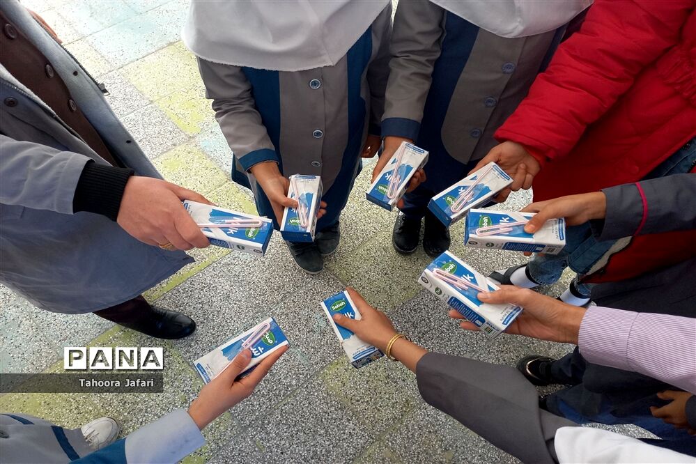 توزیع شیر رایگان در مدرسه شهید عرب پایگاه شهر آباد
