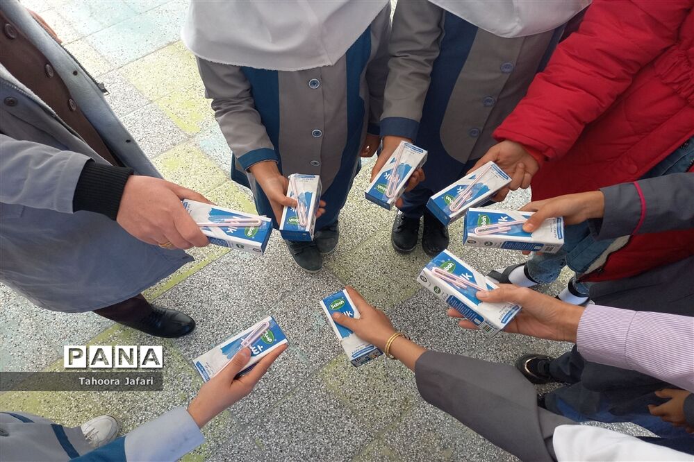 توزیع شیر رایگان در مدرسه شهید عرب پایگاه شهر آباد