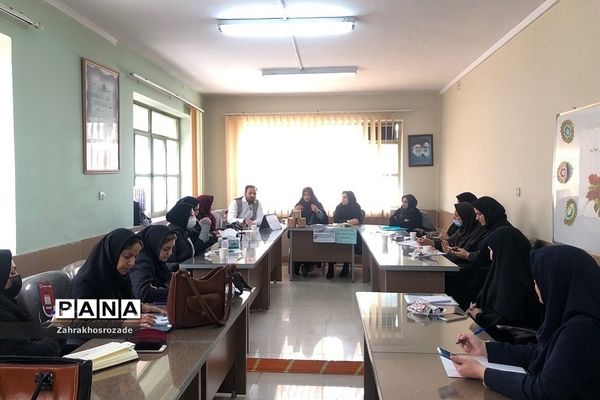 جلسه مشاوران متوسطه دوم و هنرستان‌ها در ناحیه دو شهرری