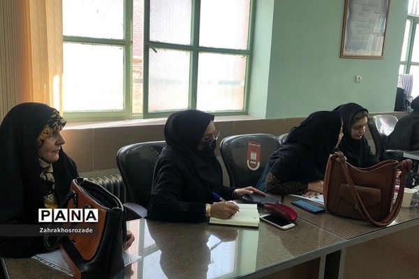 جلسه مشاوران متوسطه دوم و هنرستان‌ها در ناحیه دو شهرری