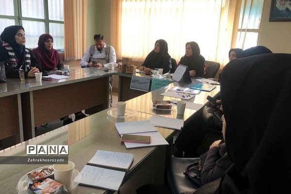 جلسه مشاوران متوسطه دوم و هنرستان‌ها در ناحیه دو شهرری