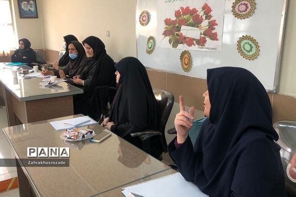 جلسه مشاوران متوسطه دوم و هنرستان‌ها در ناحیه دو شهرری