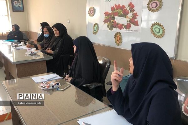 جلسه مشاوران متوسطه دوم و هنرستان‌ها در ناحیه دو شهرری