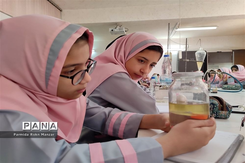 بازدید دانش‌آموزان آموزشگاه شاهدفاطمه الزهرا(س) ازآزمایشگاه پژوهش‌سرای رازی