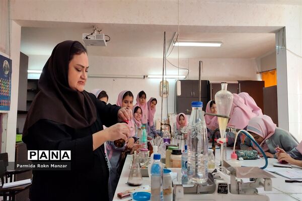 بازدید دانش‌آموزان آموزشگاه شاهدفاطمه الزهرا(س) ازآزمایشگاه پژوهش‌سرای رازی