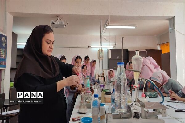 بازدید دانش‌آموزان آموزشگاه شاهدفاطمه الزهرا(س) ازآزمایشگاه پژوهش‌سرای رازی