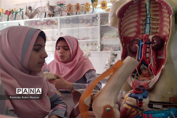 بازدید دانش‌آموزان آموزشگاه شاهدفاطمه الزهرا(س) ازآزمایشگاه پژوهش‌سرای رازی