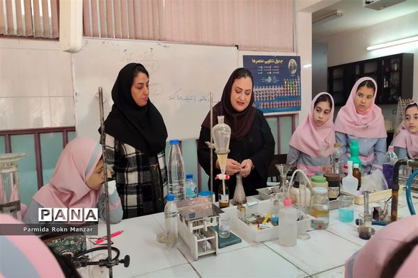 بازدید دانش‌آموزان آموزشگاه شاهدفاطمه الزهرا(س) ازآزمایشگاه پژوهش‌سرای رازی