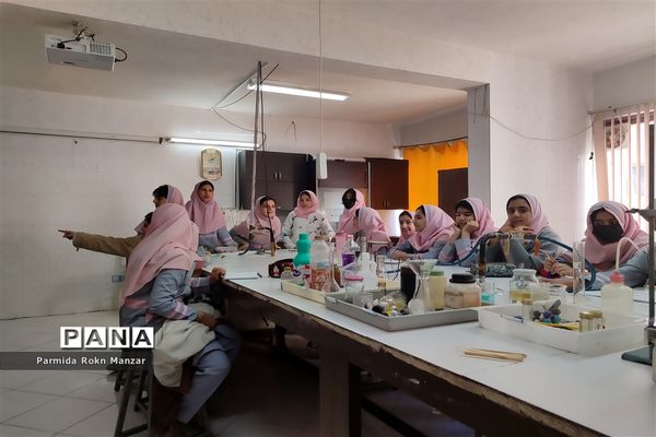 بازدید دانش‌آموزان آموزشگاه شاهدفاطمه الزهرا(س) ازآزمایشگاه پژوهش‌سرای رازی