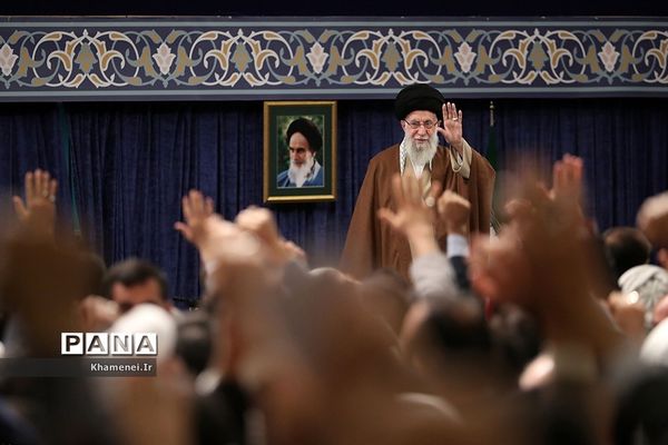 دیدار هزاران نفر از مردم قم با رهبر معظم انقلاب