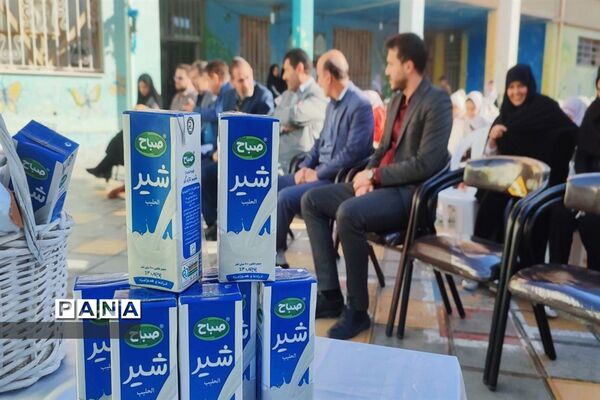 توضیع شیر رایگان در دبستان معراجی قوچان