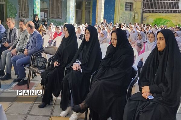 توضیع شیر رایگان در دبستان معراجی قوچان
