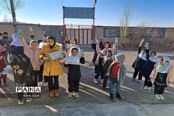 توزیع شیر رایگان در مدارس آبادی