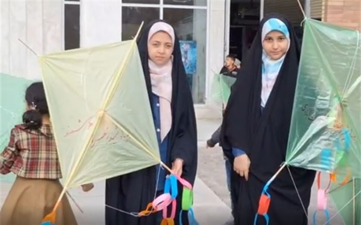 پرواز بادبادک ها در قم به یاد 24 کودک شهید حادثه کرمان