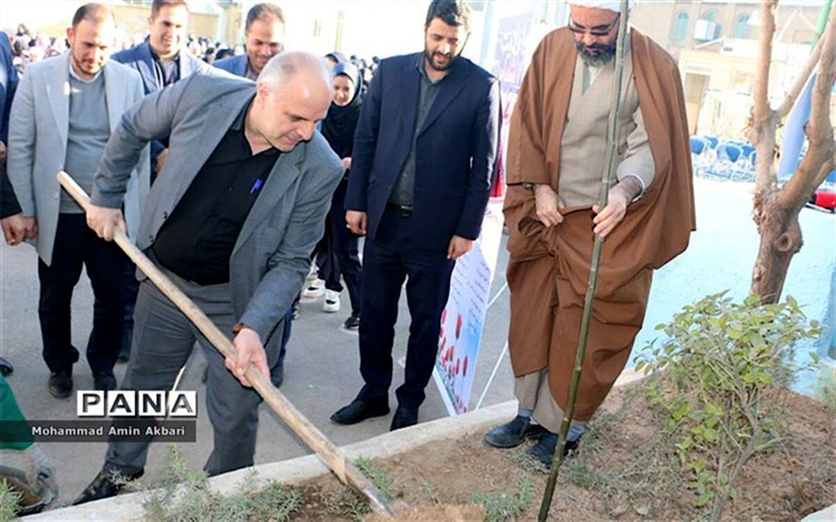 بازدید از اجرای طرح شهید مرادی با رویکرد پویش ایران سرسبز در دبستان ساجدین ناحیه یک شهرری /فیلم