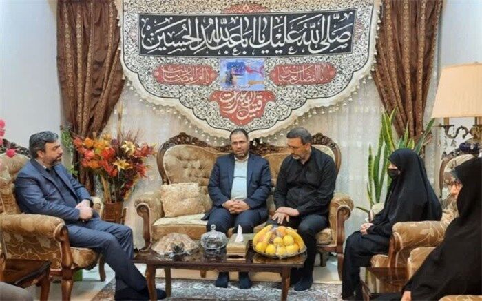 دیدار وزیر آموزش‌وپرورش با خانواده شهیده فائزه رحیمی
