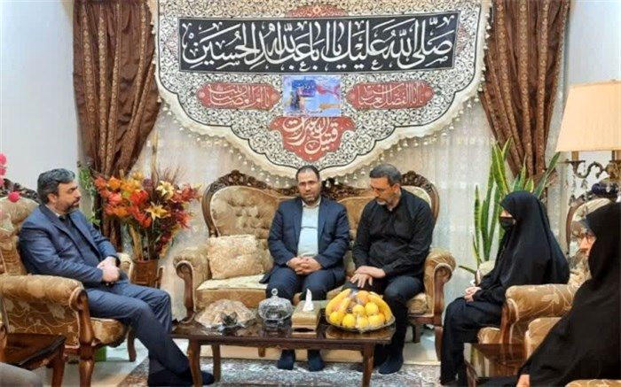 دیدار وزیر آموزش‌وپرورش با خانواده شهیده فائزه رحیمی