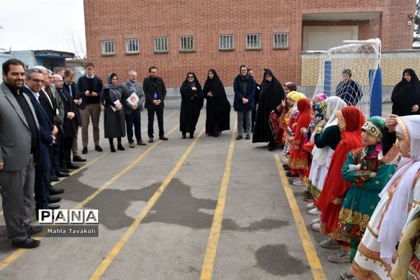 بازدید سفیران کشورهای نروژ و دانمارک از دبستان عرش ناحیه یک مشهد