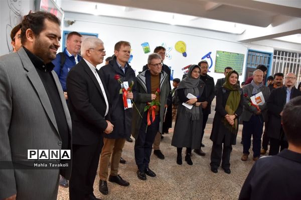 بازدید سفیران کشورهای نروژ و دانمارک از دبستان عرش ناحیه یک مشهد