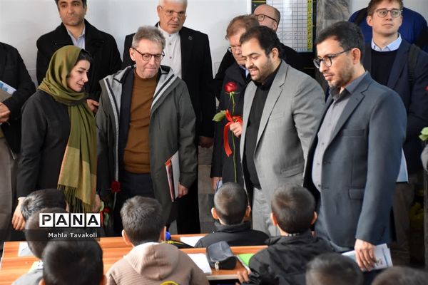 بازدید سفیران کشورهای نروژ و دانمارک از دبستان عرش ناحیه یک مشهد
