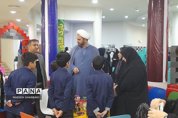 افتتاحیه نمایشگاه دستاوردهای پژوهشی دانش‌آموزی مدارس غیردولتی و هیئت امنایی در پارک فناوری پردیس